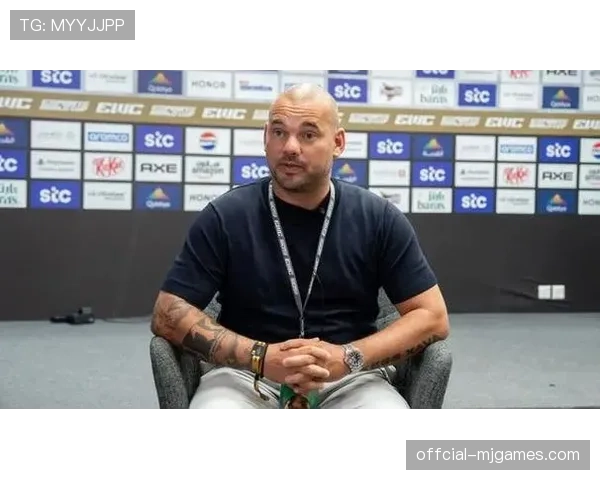 特写：看台上，前国米球星斯内德现身观战米兰德比