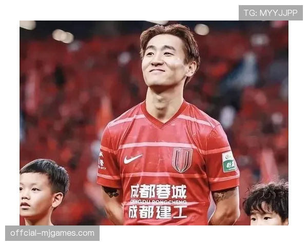 终场哨响时刻：成都蓉城球员庆祝逆转胜利，继续稳坐积分榜榜首位置